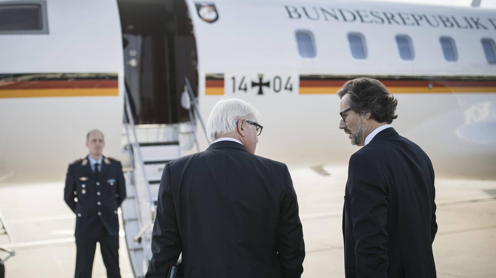 Ex-Außenminister Frank-Walter Steinmeier (l.) und sein damaliger Berater Jens Plötner vor einer Reise nach Hamburg (Archivbild).