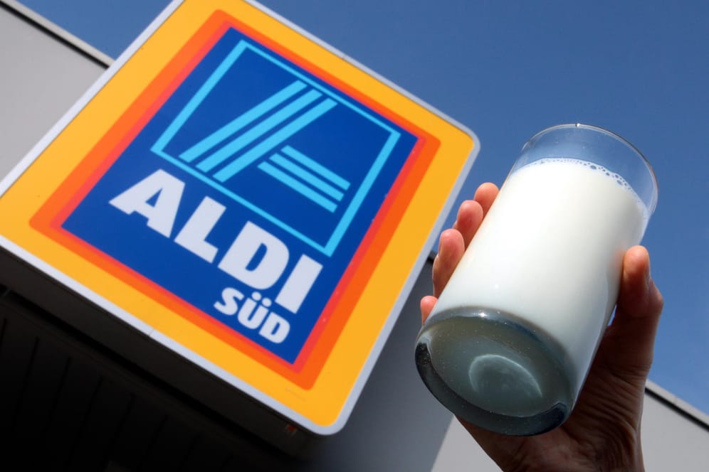 Bei Aldi gibt es längst nicht mehr nur Vollmilch und fettreduzierte Milch: Für umweltbewusste Kundschaft bietet der Konzern auch Pflanzendrinks und "klimaneutrale" Milch an. Doch letztere hält wohl nicht, was sie verspricht.
