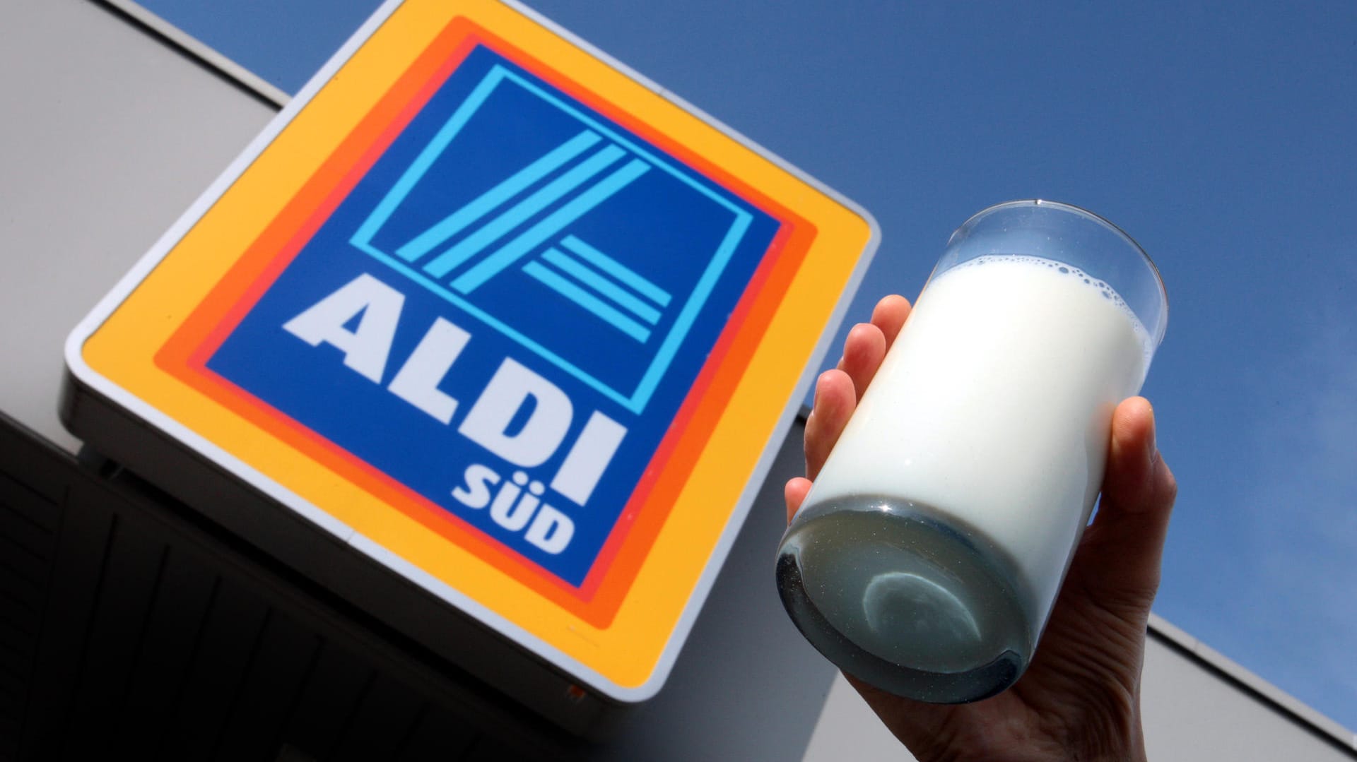 Bei Aldi gibt es längst nicht mehr nur Vollmilch und fettreduzierte Milch: Für umweltbewusste Kundschaft bietet der Konzern auch Pflanzendrinks und "klimaneutrale" Milch an. Doch letztere hält wohl nicht, was sie verspricht.