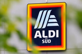 Bei Logo, Namen und großen Teilen des Sortiments machen Aldi Nord und Aldi Süd ihr eigenes Ding: Die Landmilch, die nun in der Kritik steht, gibt es bei beiden Kette.