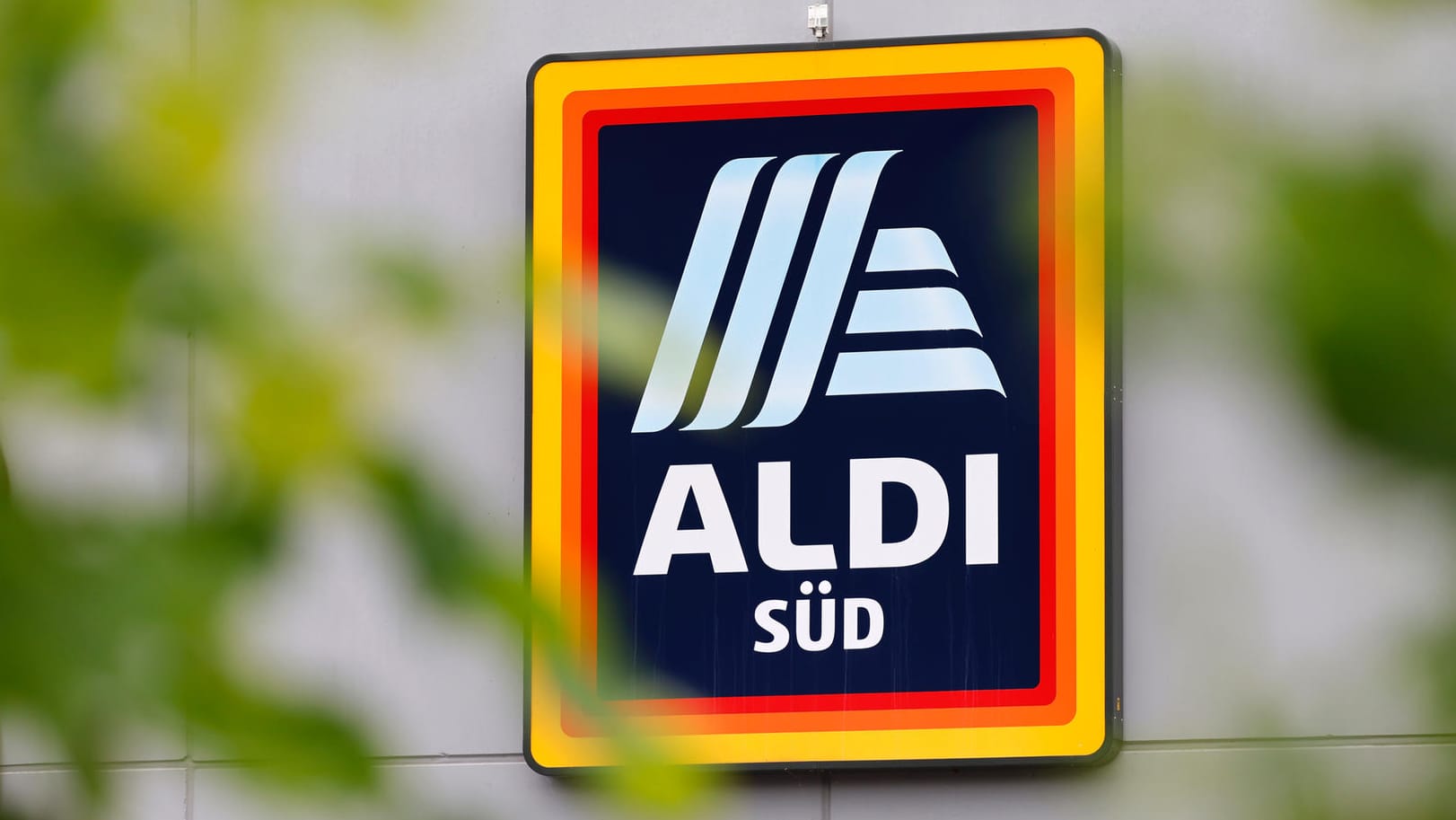 Bei Logo, Namen und großen Teilen des Sortiments machen Aldi Nord und Aldi Süd ihr eigenes Ding: Die Landmilch, die nun in der Kritik steht, gibt es bei beiden Kette.