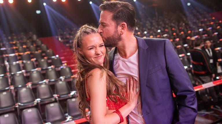22. Februar 2020, Köln: Laura Müller und Michael Wendler stehen nach der RTL-Tanzshow "Let's Dance" im Coloneum zusammen.
