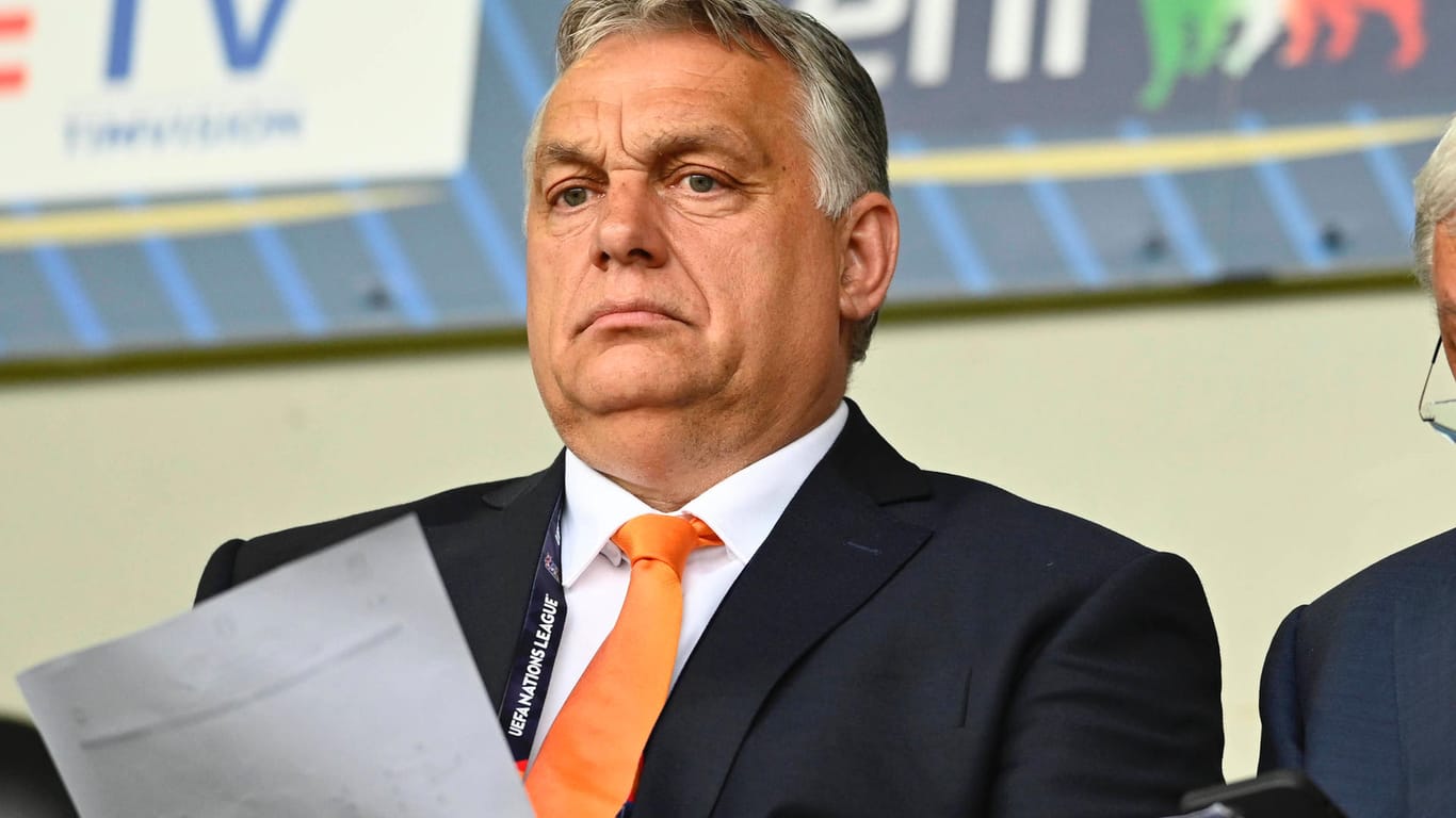 Viktor Orban bei einem Fußballländerspiel (Archivbild): Die EU verlangt Aufklärung wegen seiner Benzinpreispolitik.