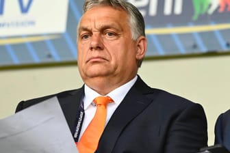 Viktor Orban bei einem Fußballländerspiel (Archivbild): Die EU verlangt Aufklärung wegen seiner Benzinpreispolitik.