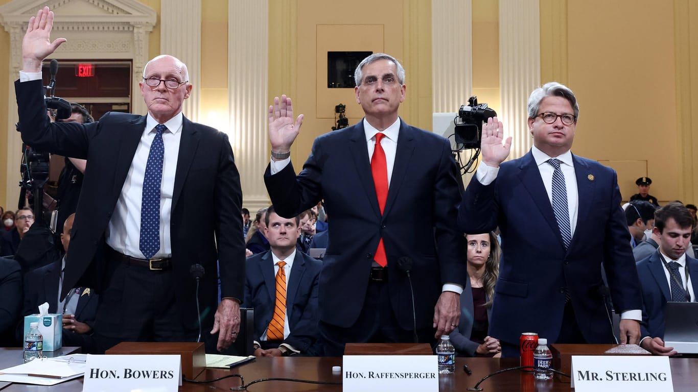 Rusty Bowers (links), Brad Raffensperger (mitte) und Gabriel Sterling (rechts): Mehrere Republikaner berichteten vor dem Untersuchungsausschuss von Druck und Belästigungen durch Donald Trump und sein Team.