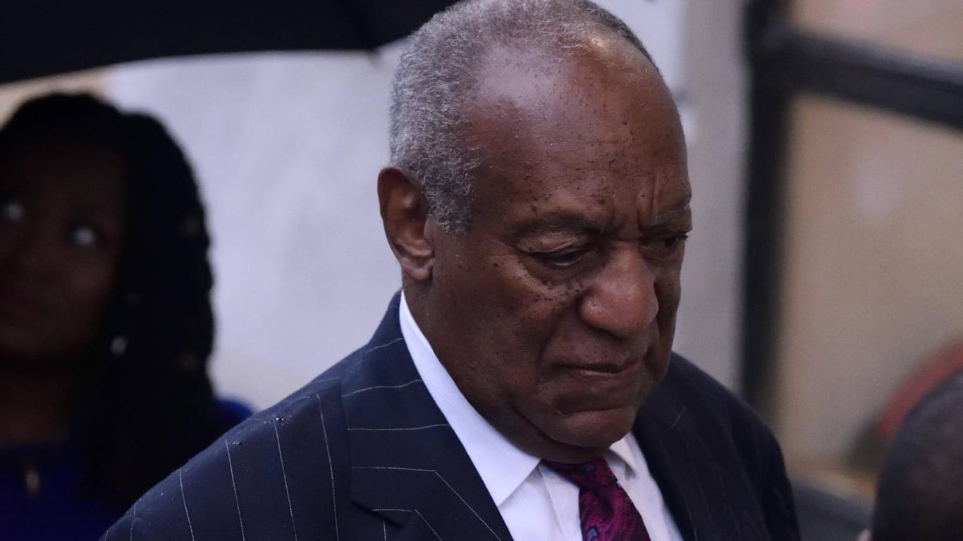 Bill Cosby auf dem Weg ins Gericht (Archivbild): Der Schauspieler ist jetzt von einem Zivilgericht schuldig gesprochen worden.
