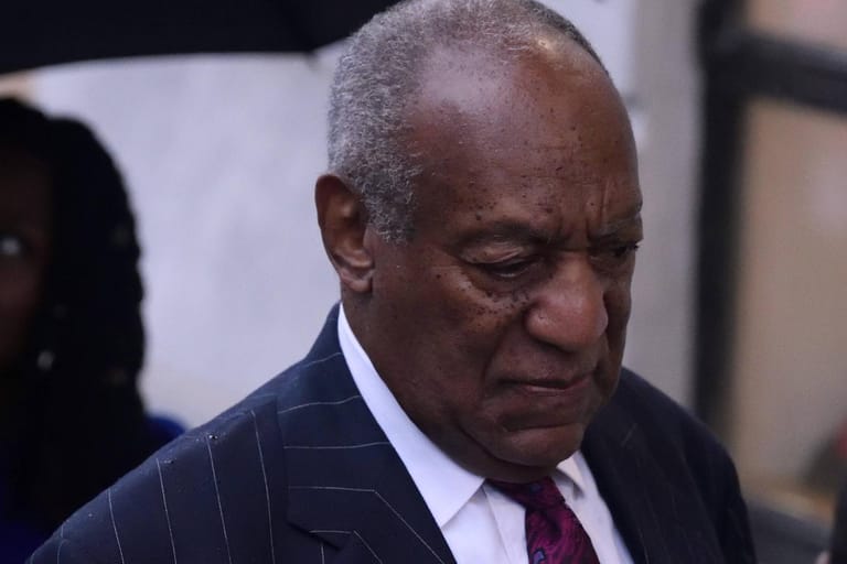 Bill Cosby auf dem Weg ins Gericht (Archivbild): Der Schauspieler ist jetzt von einem Zivilgericht schuldig gesprochen worden.