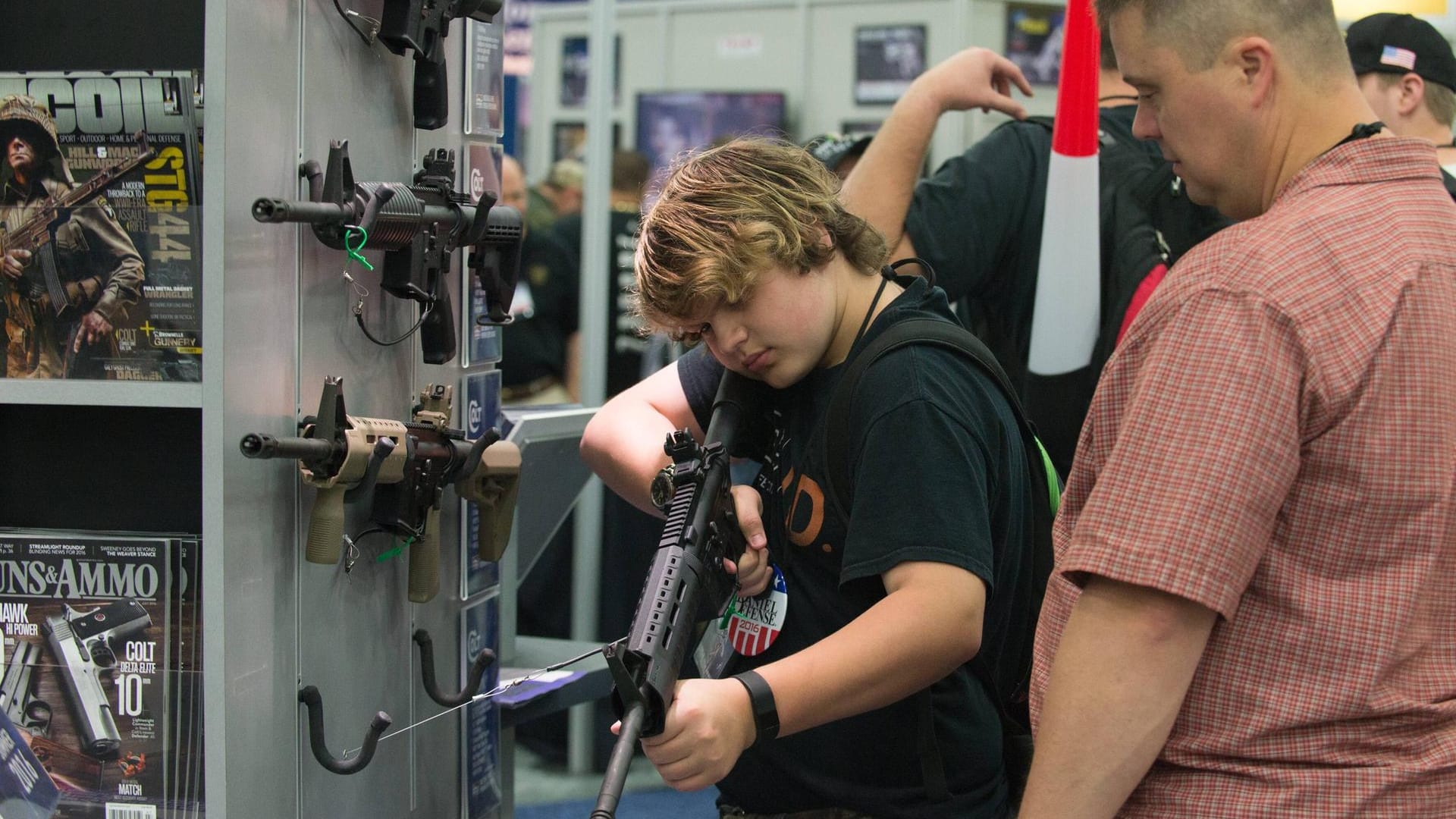 Ein Junge prüft ein Gewehr in einem Waffenladen in den USA (Archivbild): Dem Senat liegt jetzt ein Gesetzesentwurf mit leichten Verschärfungen vor.