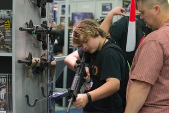 Ein Junge prüft ein Gewehr in einem Waffenladen in den USA (Archivbild): Dem Senat liegt jetzt ein Gesetzesentwurf mit leichten Verschärfungen vor.