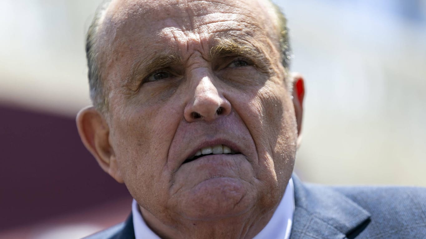 "Wir haben viele Theorien, aber keine Evidenz": Trumps Komplize Rudy Giuliani.