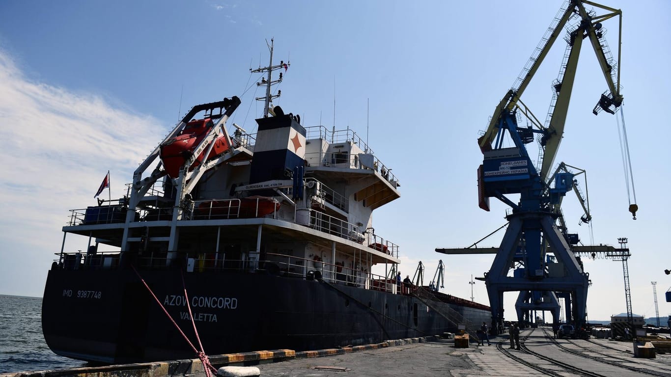 Ein Schiff liegt im Hafen von Mariupol (Archivbild): Russland und die Ukraine werfen sich gegenseitig Blockaden vor.