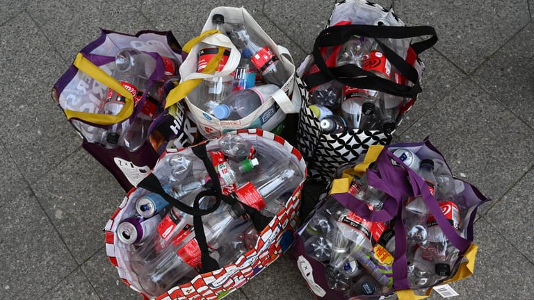 Mehrere gefüllte Taschen mit Pfandflaschen: Einweg- oder Mehrwegflaschen sollten Sie, wenn möglich, maximal in haushaltsüblichen Mengen zurückbringen.
