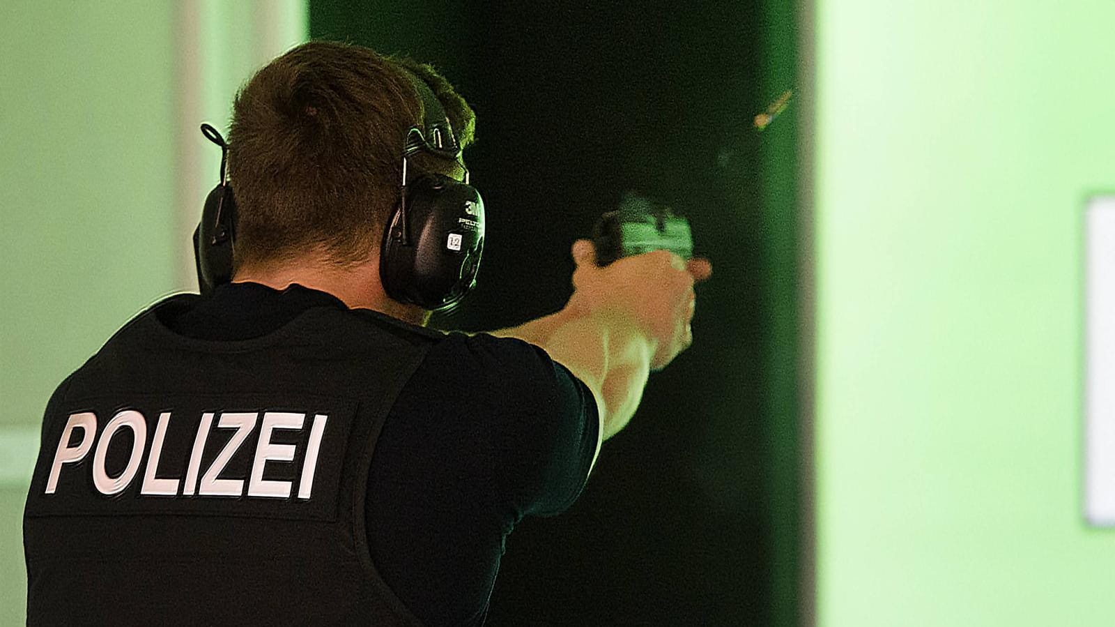 Polizist beim Schießtraining (Symbolbild): Ein Polizeischüler ist bei einem solchen Training verletzt worden. Polizist beim Schießtraining (Symbolbild): Ein Polizeischüler ist bei einem solchen Training verletzt worden.