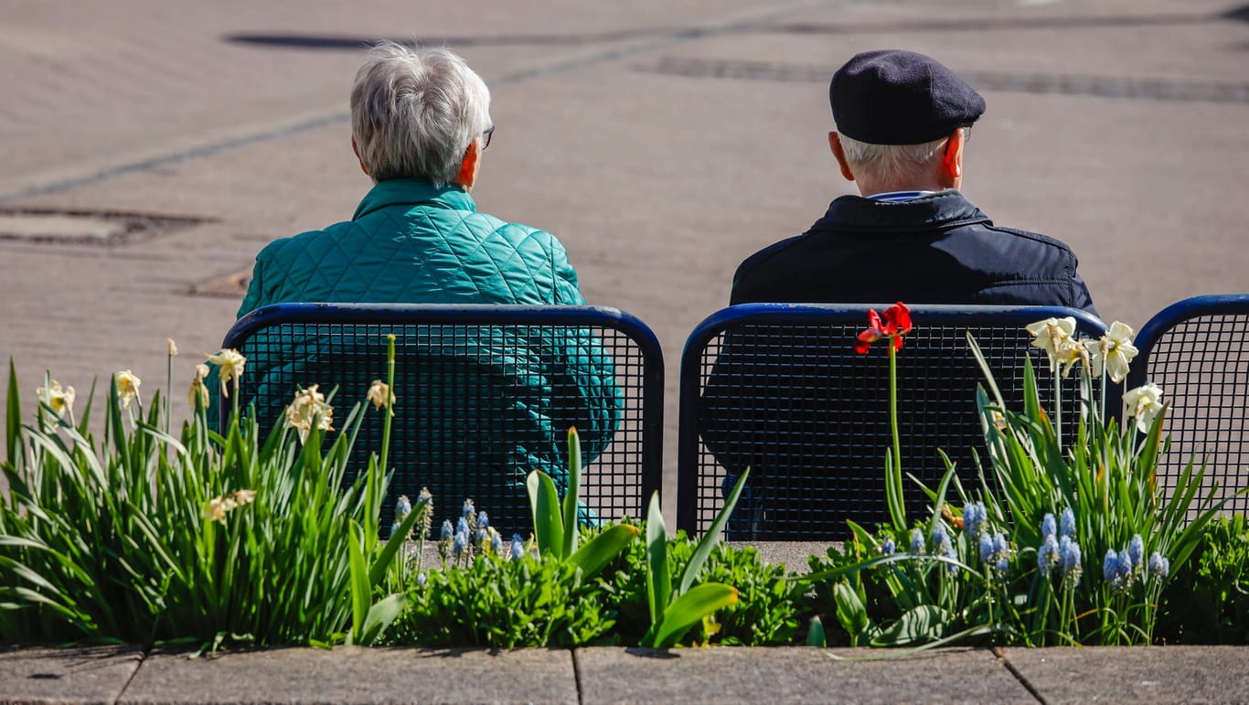 Senioren sitzen auf einer Bank (Symbolbild): Rund 1,72 Millionen Renten sind ins Ausland ausgezahlt worden.
