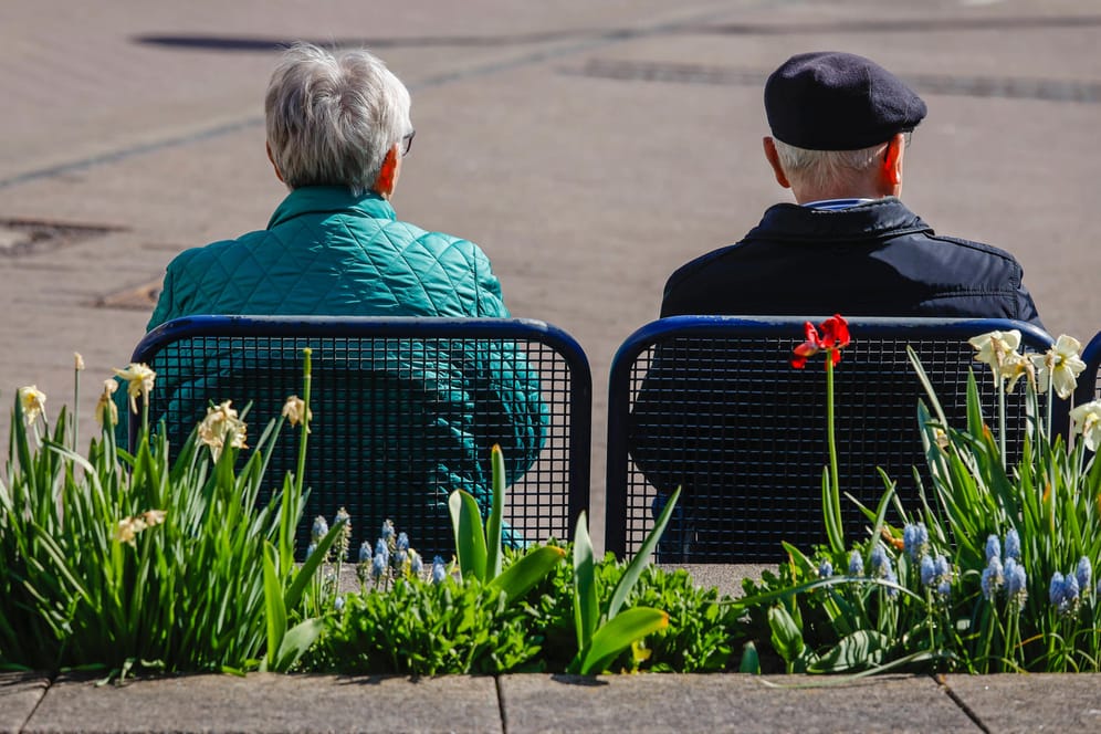 Senioren sitzen auf einer Bank (Symbolbild): Rund 1,72 Millionen Renten sind ins Ausland ausgezahlt worden.