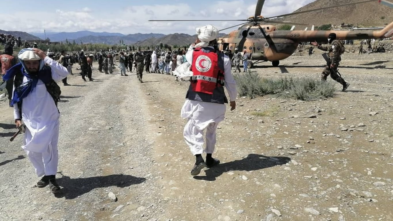 Erdbeben in Afghanistan: Ein Helfer des Roten Halbmonds geht zu einem Hubschrauber.