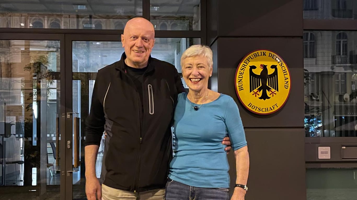 Ralf Fücks und Marieluise Beck vor der deutschen Botschaft in Kiew: Das Ehepaar hat die Ukraine zweimal seit Kriegsbeginn besucht.