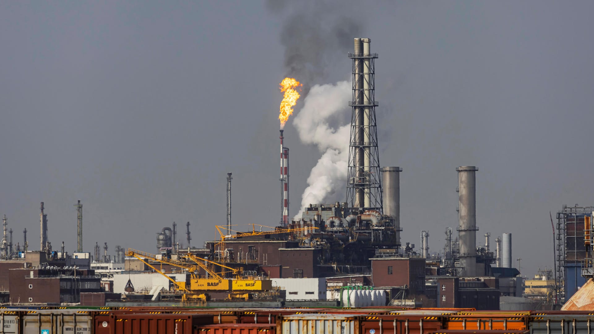 Industrieunternehmen wie BASF in Ludwigshafen (Symbolbild) verbrauchen besonders viel Gas, das könnte zum Problem werden.