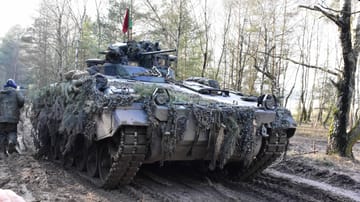 Schützenpanzer Marder auf einem Truppenübungsplatz: "Die Bundeswehr hat funktionierende Marder, welche für ihren Auftrag nicht zwingend benötigt werden".