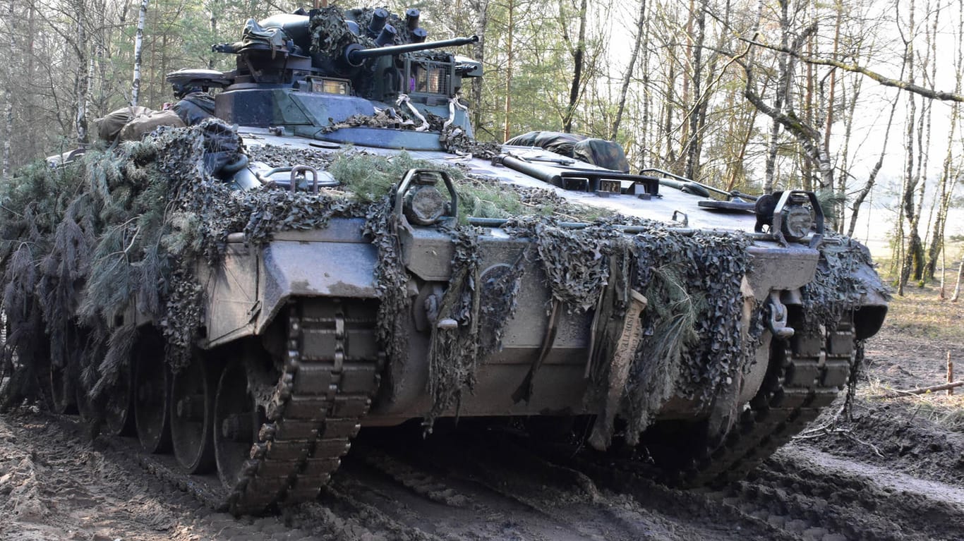 Schützenpanzer Marder auf einem Truppenübungsplatz: "Die Bundeswehr hat funktionierende Marder, welche für ihren Auftrag nicht zwingend benötigt werden".