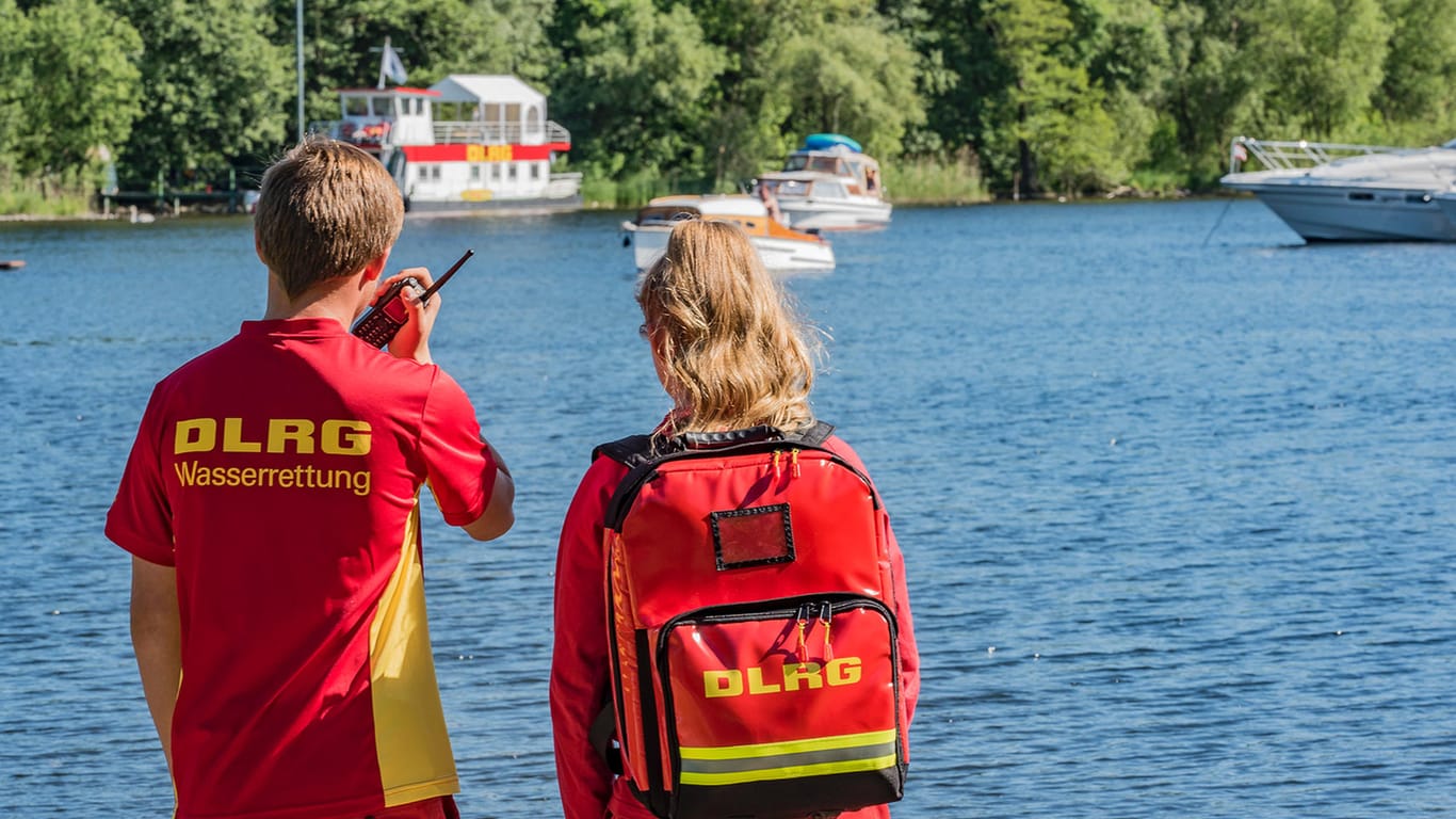 Wasserrettungsdienst (Symbolbild): Der DLRG warnt davor, Kinder beim Baden unbeaufsichtigt zu lassen.