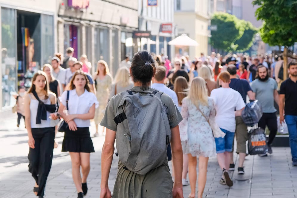 Menschen in einer Einkaufsstraße in Düsseldorf: Die Zahl der registrierten Neuinfektionen steigt.