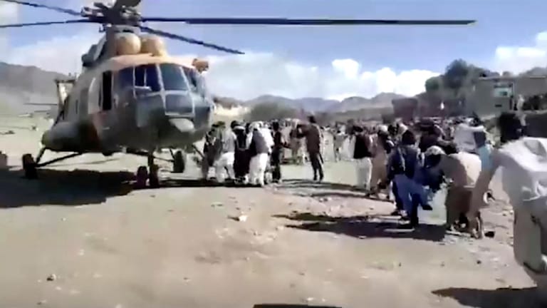 Ein Helikopter evakuiert Verletzte aus der Provinz Paktika: Afghanische Medien berichten, dass ein Ort völlig zerstört wurde.