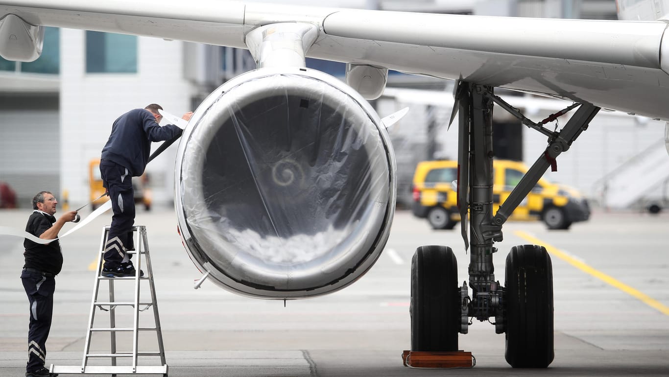 Techniker arbeiten an einer Lufthansa-Maschine (Symbolbild): Die erste Verhandlungsrunde mit der Lufthansa soll am 30. Juni in Frankfurt stattfinden.