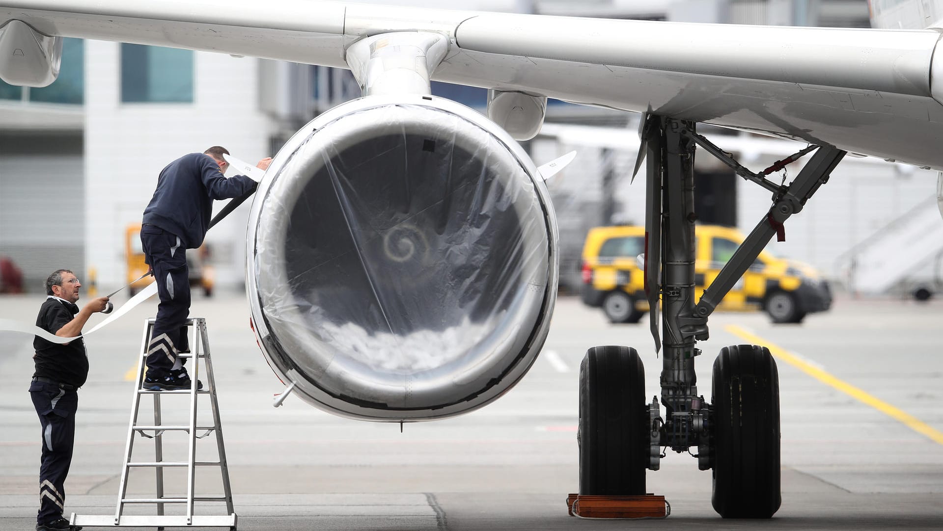 Techniker arbeiten an einer Lufthansa-Maschine (Symbolbild): Die erste Verhandlungsrunde mit der Lufthansa soll am 30. Juni in Frankfurt stattfinden. Techniker arbeiten an einer Lufthansa-Maschine (Symbolbild): Die erste Verhandlungsrunde mit der Lufthansa soll am 30. Juni in Frankfurt stattfinden.