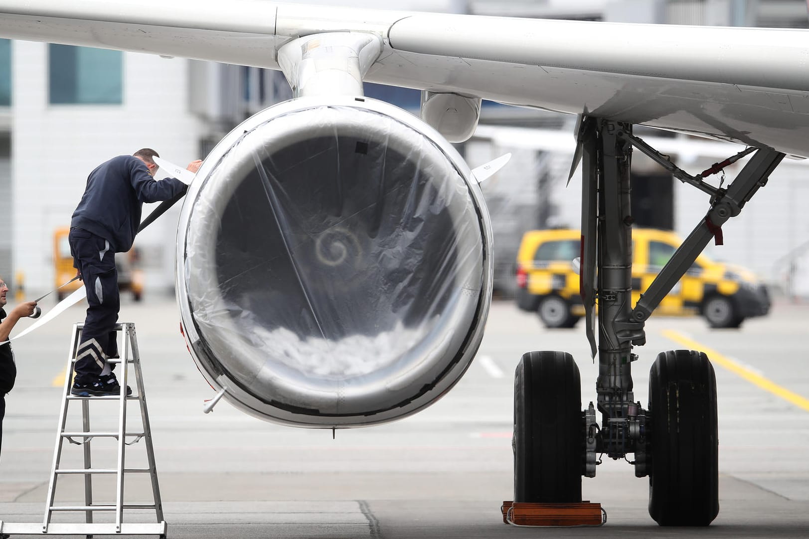 Techniker arbeiten an einer Lufthansa-Maschine (Symbolbild): Die erste Verhandlungsrunde mit der Lufthansa soll am 30. Juni in Frankfurt stattfinden.