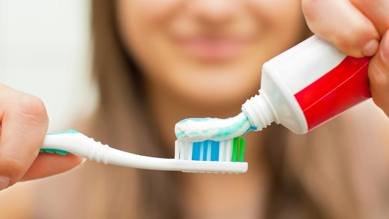 Zahnpasta: Zur Vorbeugung von Karies sollten Zahnpasten ausreichend Fluorid enthalten.