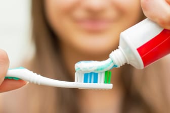Zahnpasta: Zur Vorbeugung von Karies sollten Zahnpasten ausreichend Fluorid enthalten.