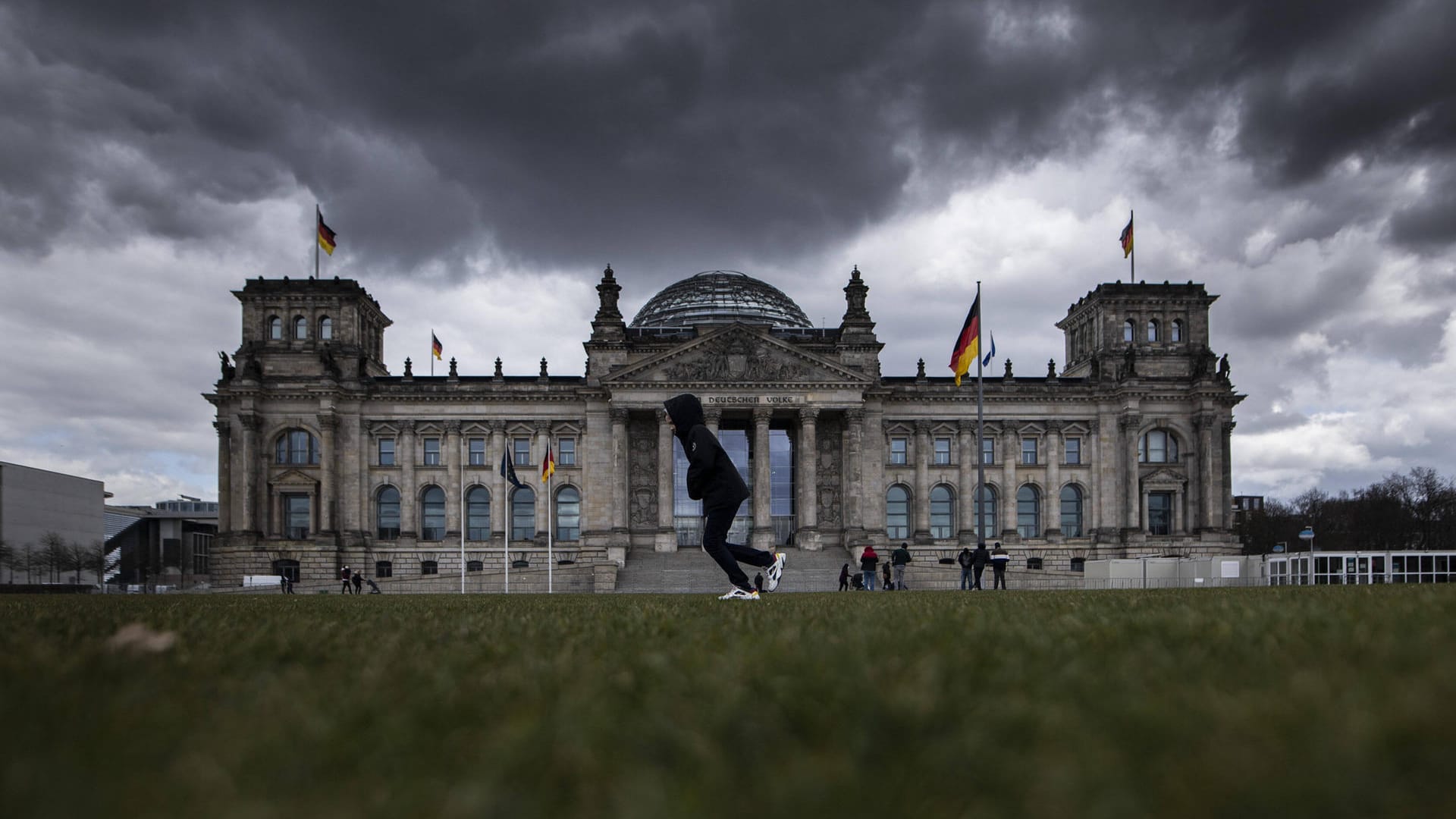 Dunkle Wolken: Bei den kommenden Krisen wird es nicht einfach möglich sein, die Probleme mit Geld zuzuschütten.