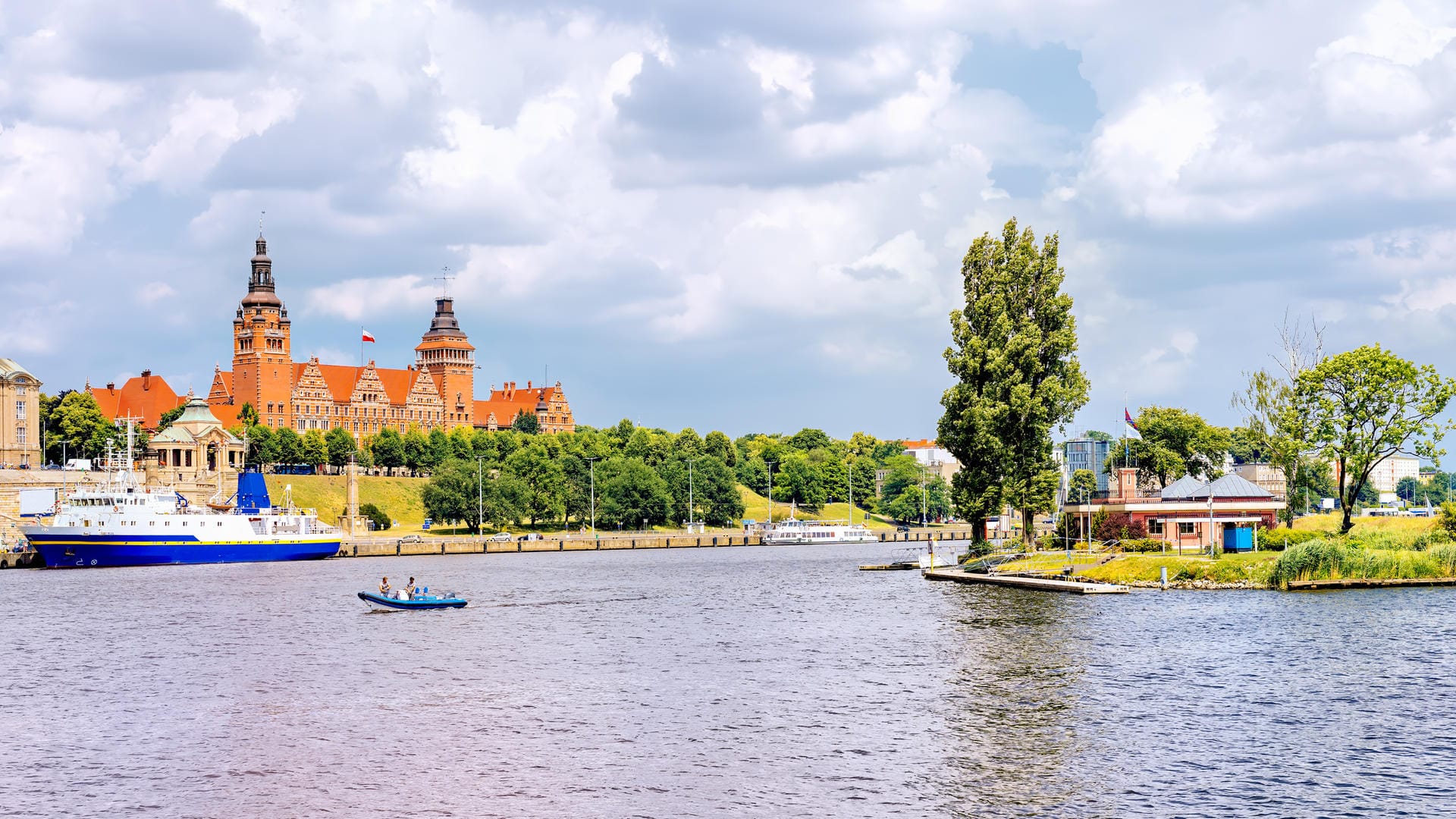 Kreuzfahrt an der Havel: Hinter Stettin wird die Kreuzfahrtroute meist durch die vorpommersche Boddenlandschaft bis Rügen verlängert.