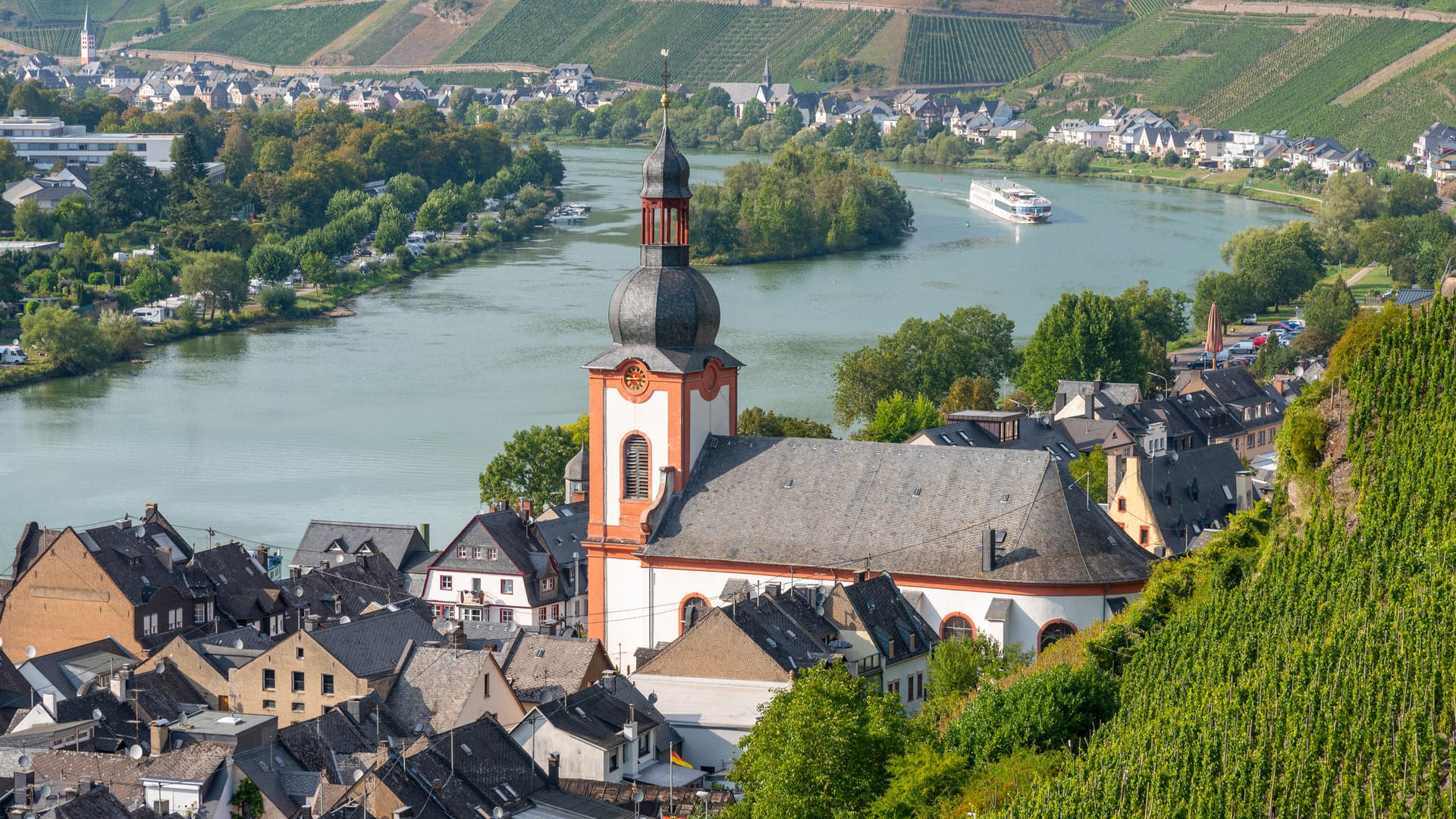 Kreuzfahrtziel Mosel: 266 Kilometer lang schlängelt sich der Fluss durch eine der lieblichsten deutschen Weinberglandschaften.