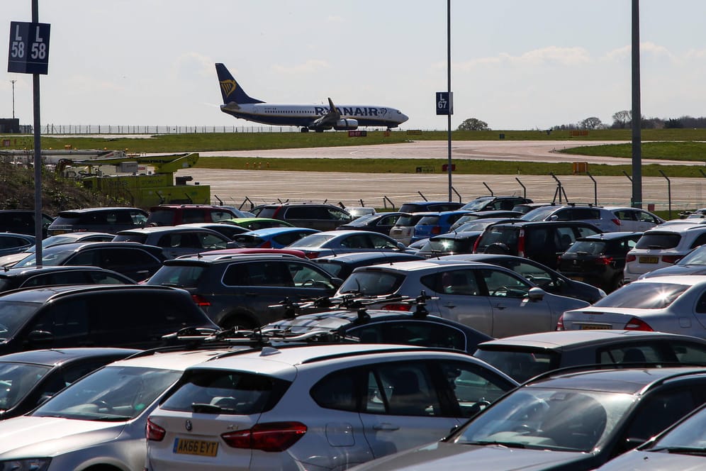 Dicht dran: Ein Parkplatz direkt am Terminal ist praktisch – aber in der Regel auch teuer.