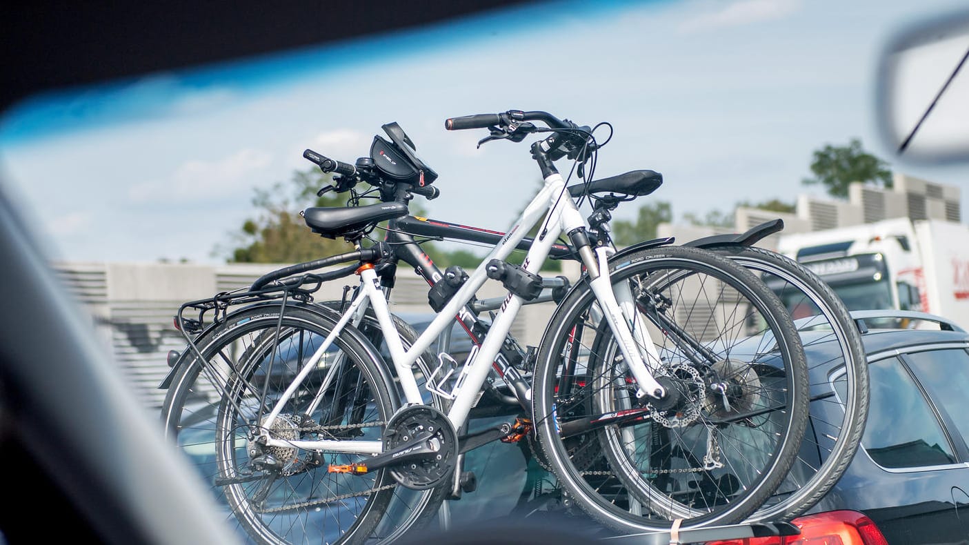 Fahrradträger fürs Auto: Experten empfehlen die Montage auf der Anhängerkupplung.