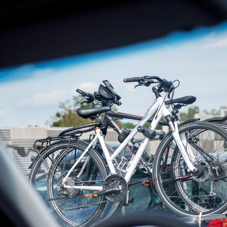 Fahrradträger fürs Auto: Experten empfehlen die Montage auf der Anhängerkupplung.