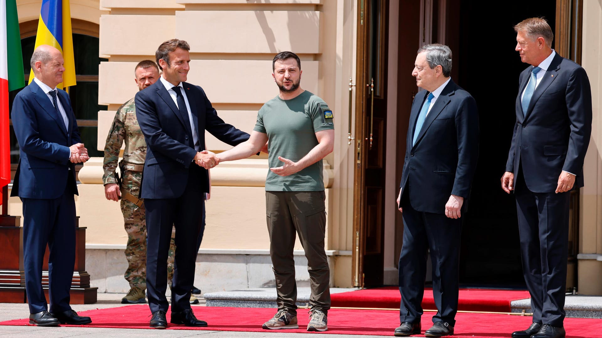 Besuch in Kiew: Wolodymyr Selenskyj (Mitte) empfing Emmanuel Macron (2.v.l.), Präsident von Frankreich, Bundeskanzler Olaf Scholz (l.), Mario Draghi (2.v.r.), Ministerpräsident von Italien, und Klaus Iohannis, Präsident von Rumänien (r.).