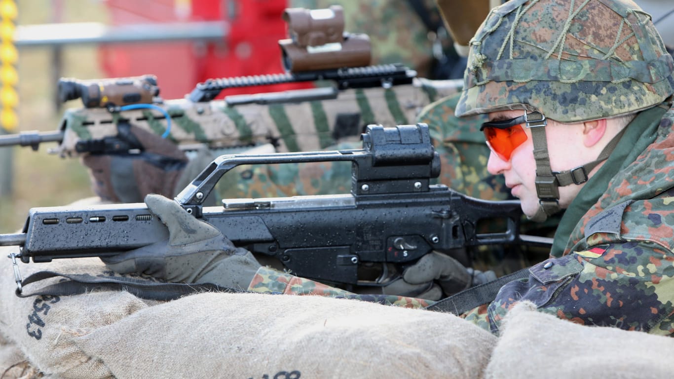 Soldaten bei der Bundeswehr mit einem Sturmgewehr von Heckler & Koch (Archivbild): Das Unternehmen hat den Streit gewonnen.