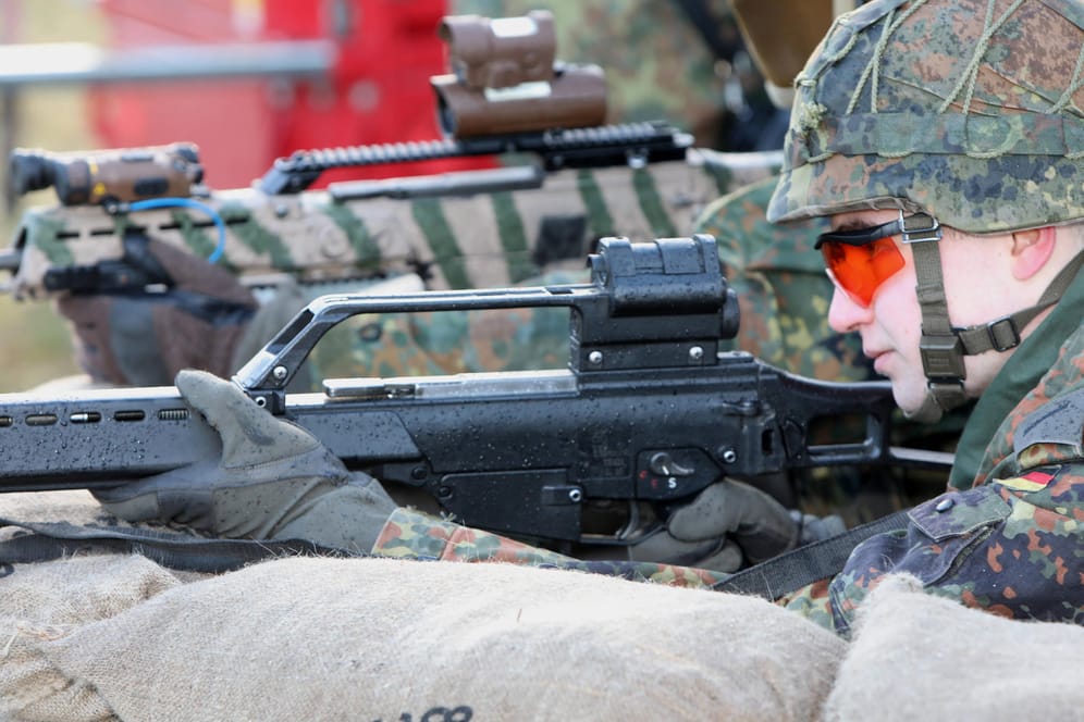 Soldaten bei der Bundeswehr mit einem Sturmgewehr von Heckler & Koch (Archivbild): Das Unternehmen hat den Streit gewonnen.