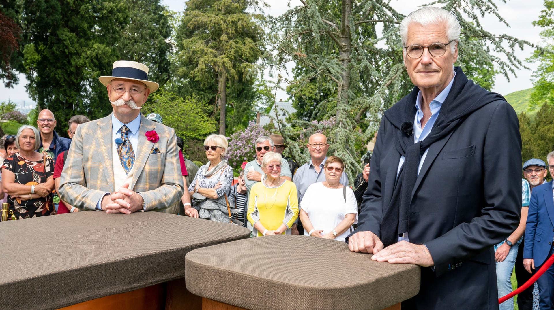 "Bares für Rares": Horst Lichter begrüßt Sky du Mont (r.) auf Schloss Drachenburg.