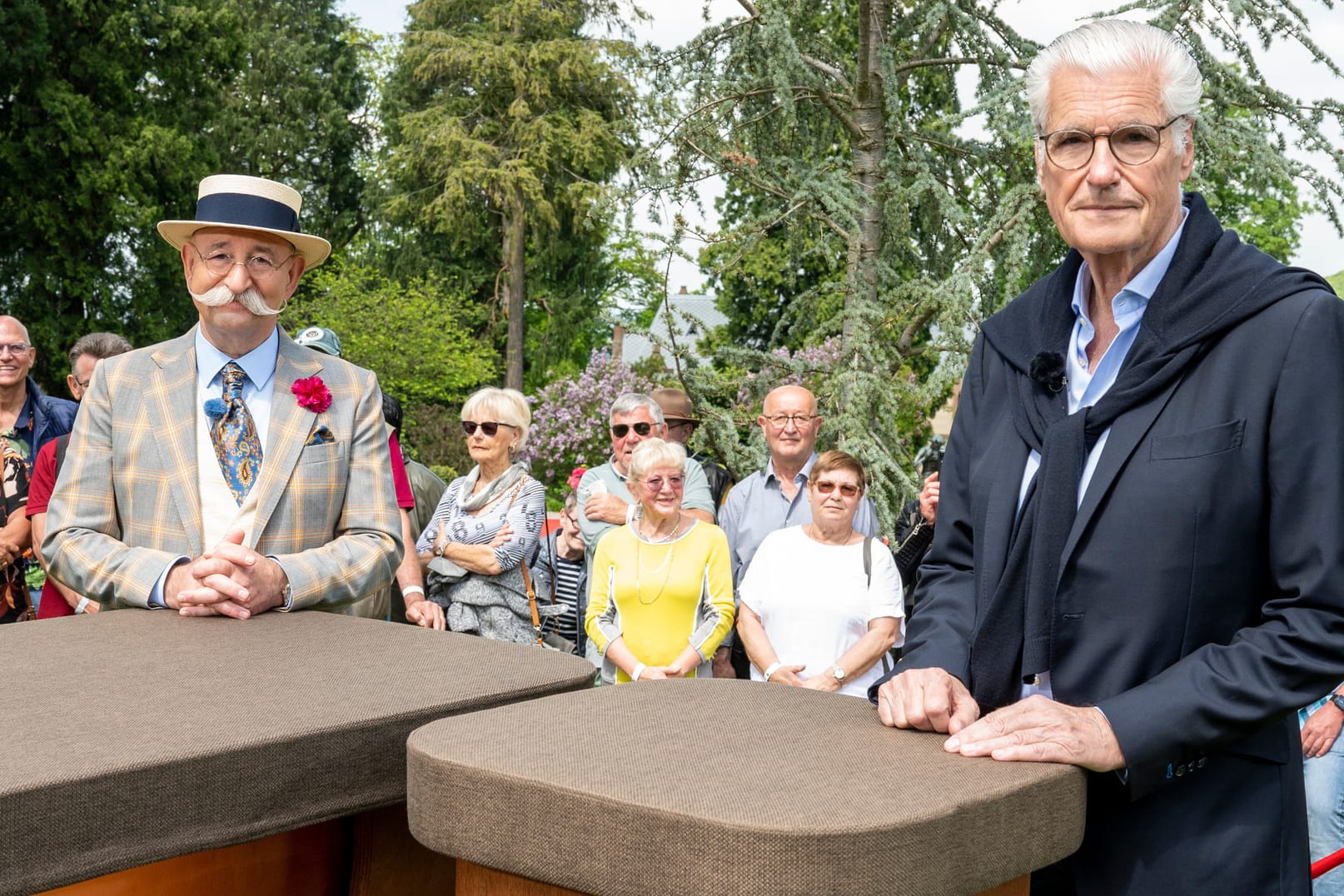 "Bares für Rares": Horst Lichter begrüßt Sky du Mont (r.) auf Schloss Drachenburg.