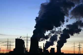 Braunkohlekraftwerk Neurath: Beim Emissionshandel (ETS) müssen bestimmte Industrien für den Ausstoß klimaschädlicher Gase wie CO2 zahlen.