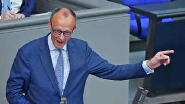 Merz im Bundestag (Archiv): Der Unionsfraktionschef warnt vor der Gefahr eines Völkermordes in der Ukraine.