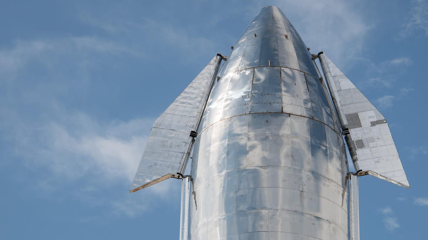 Oberstufe einer "Starship"-Rakete auf dem SpaceX-Testgelände in Texas: "So eine Rakete kann man nicht einfach mitten in der Stadt abstellen". Oberstufe einer "Starship"-Rakete auf dem SpaceX-Testgelände in Texas: "So eine Rakete kann man nicht einfach mitten in der Stadt abstellen".