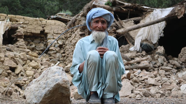 Ein Mann sitzt in der Nähe seines Hauses in Khost, das bei einem Erdbeben zerstört wurde.