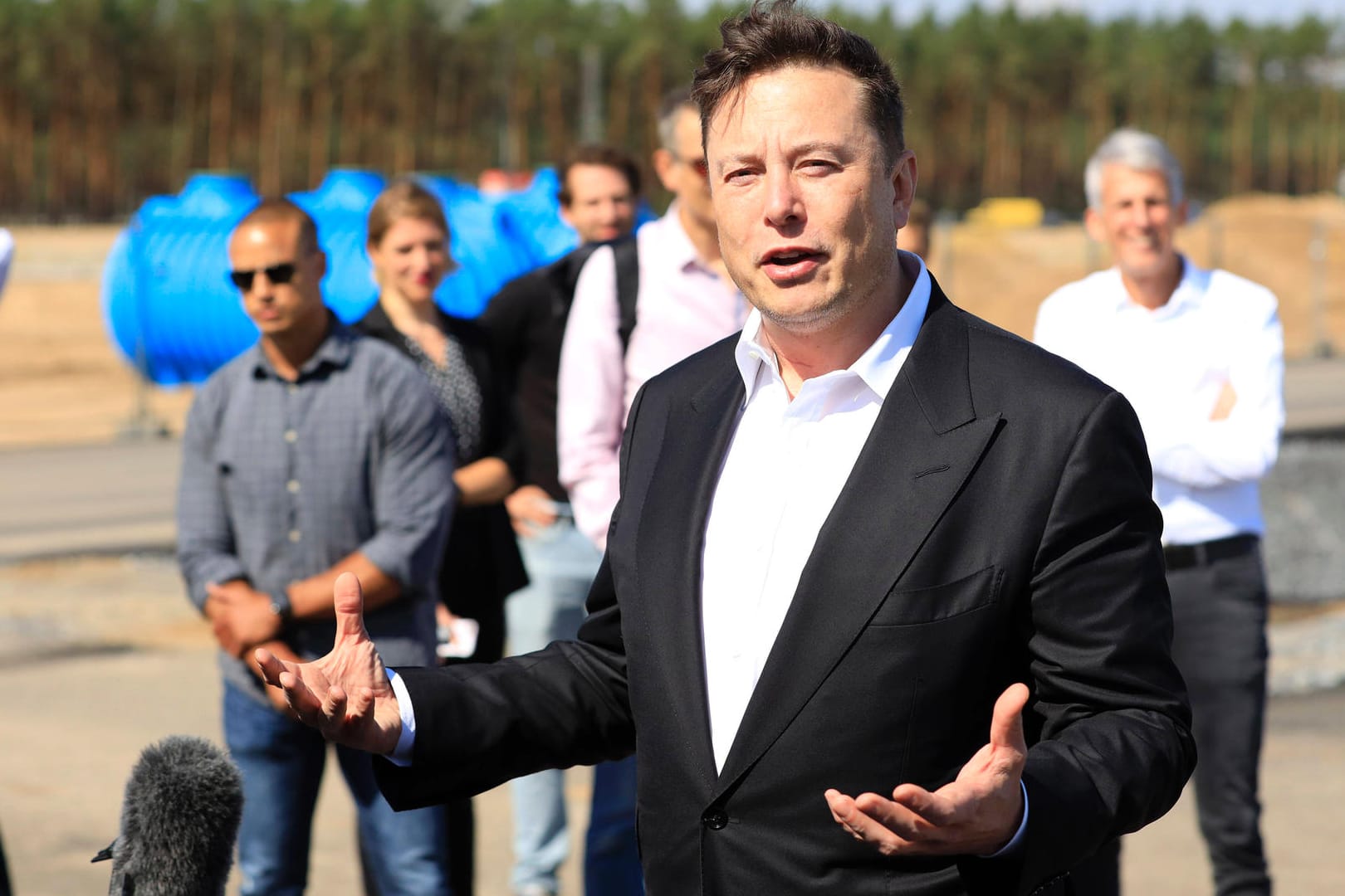 Elon Musk beim Tesla-Richtfest bei Berlin (Archivbild): Die Fabrik verschlinge Milliarden Dollar, sagte er in einem Videointerview. Elon Musk beim Tesla-Richtfest bei Berlin (Archivbild): Die Fabrik verschlinge Milliarden Dollar, sagte er in einem Videointerview.