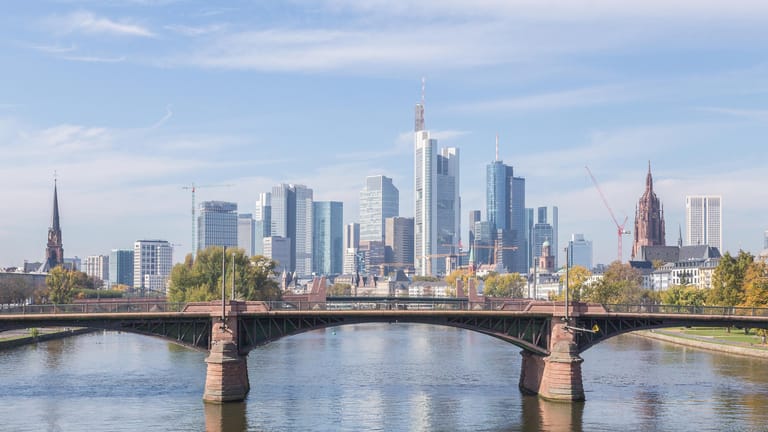 Die Skyline von Frankfurt am Main (Archivbild): Nach einem Index ist die hessische Stadt besonders lebenswert.