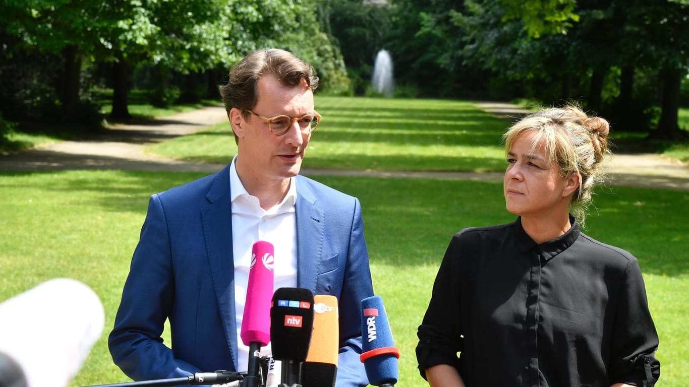 Hendrik Wüst (l, CDU) und Mona Neubaur (Grüne): Der Koalitionsvertrag in NRW steht.